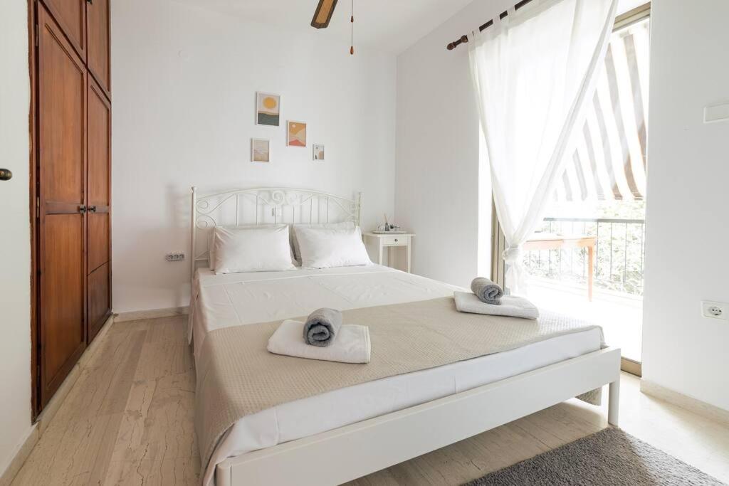 Seaside Escape Apartment Saronida Εξωτερικό φωτογραφία